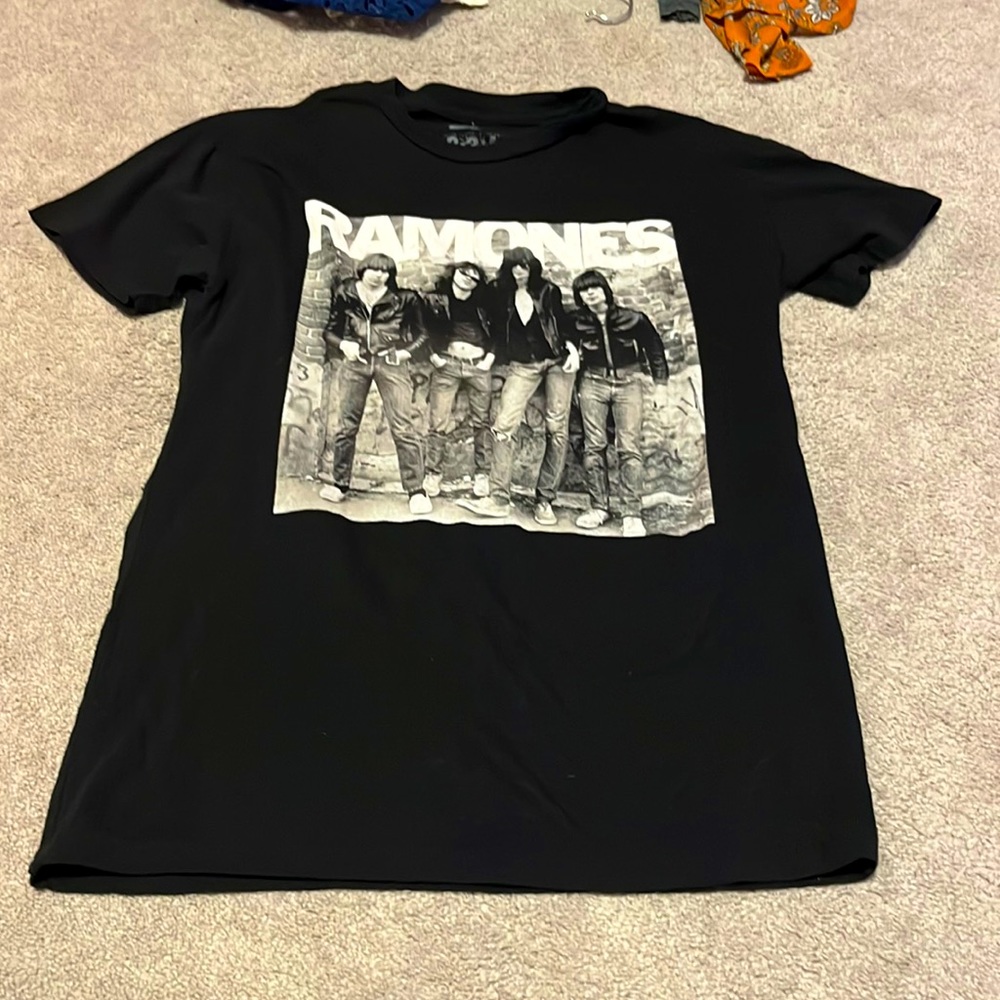 this is a comfy medium Ramones shirt